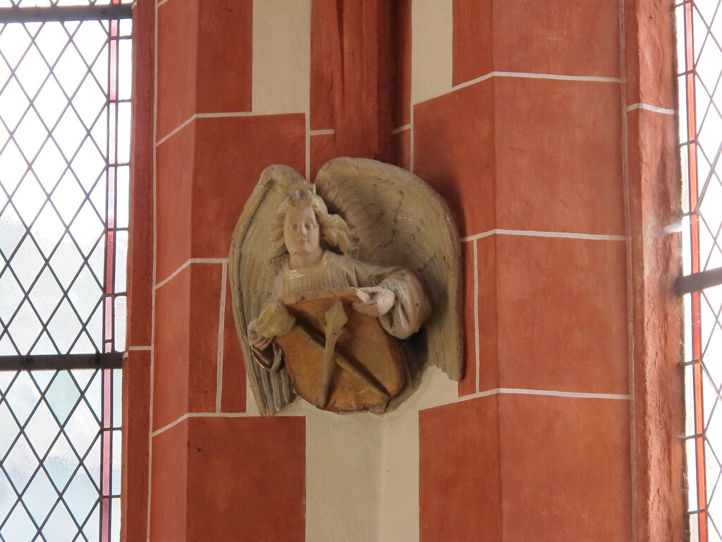 Engelsfigur in der Gewölbe-Konsole der Katharinenkapelle in Treis (2022)