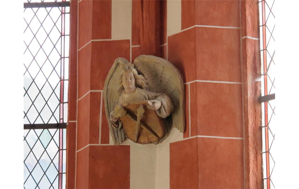 Engelsfigur in der Gewölbe-Konsole der Katharinenkapelle in Treis (2022)