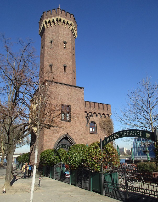 Der Malakoffturm am Kölner Holzmarkt in Altstadt-Süd (2019), rechts der Eingang zum benachbarten Gartenlokal "Hafenterrasse".