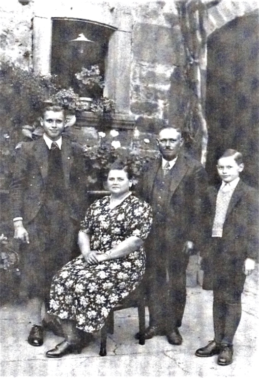Wilhelm Spiegel mit Familie im Hof der Wirtschaft zum Schaf