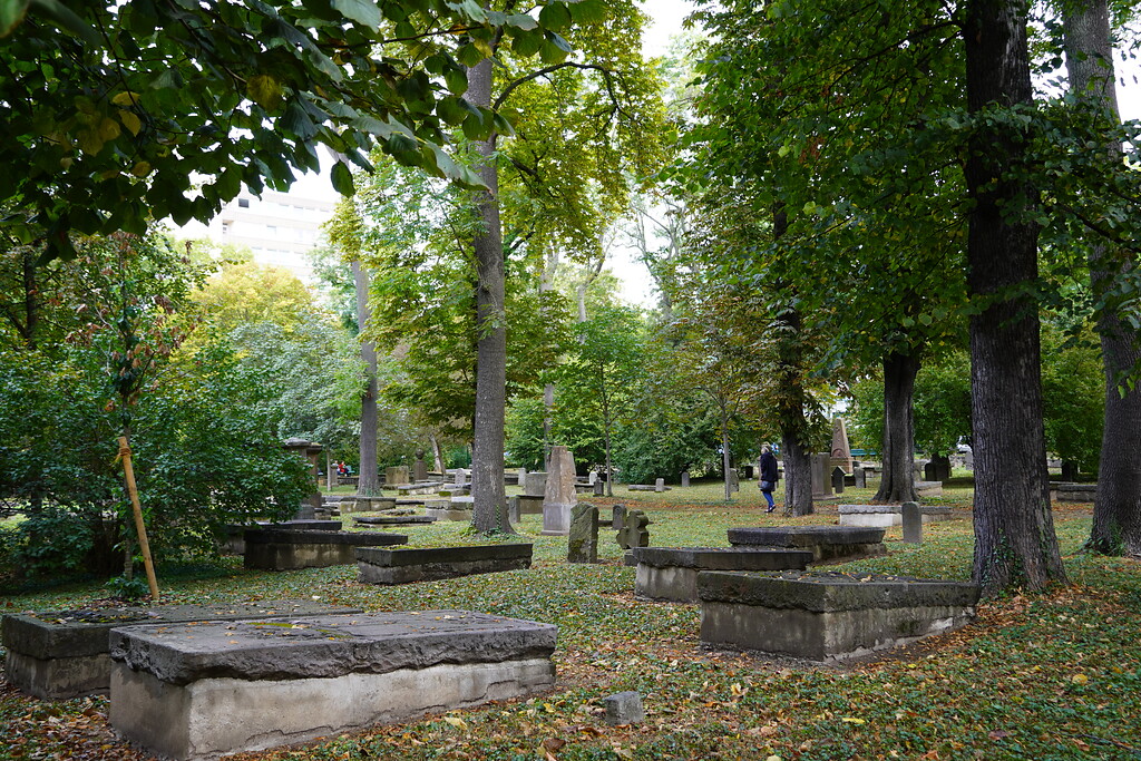 Grabstätten auf dem historischen Geusenfriedhof in Köln-Lindenthal (2021).