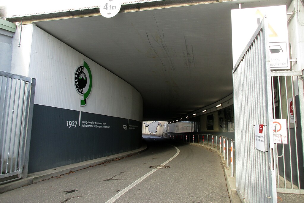 Ausfahrt aus dem historischen Fahrerlager zum neuen Fahrerlager im Bereich der Grand-Prix-Strecke am Nürburgring (2020).