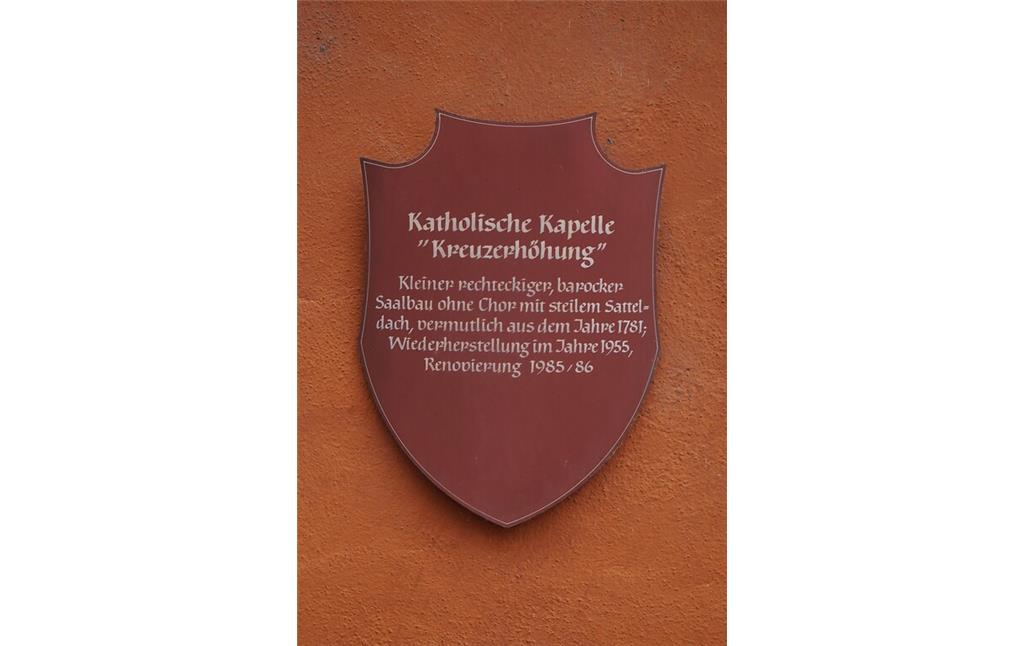 Schild an der Kapelle Kreuzerhöhung in Laubenheim (2021)