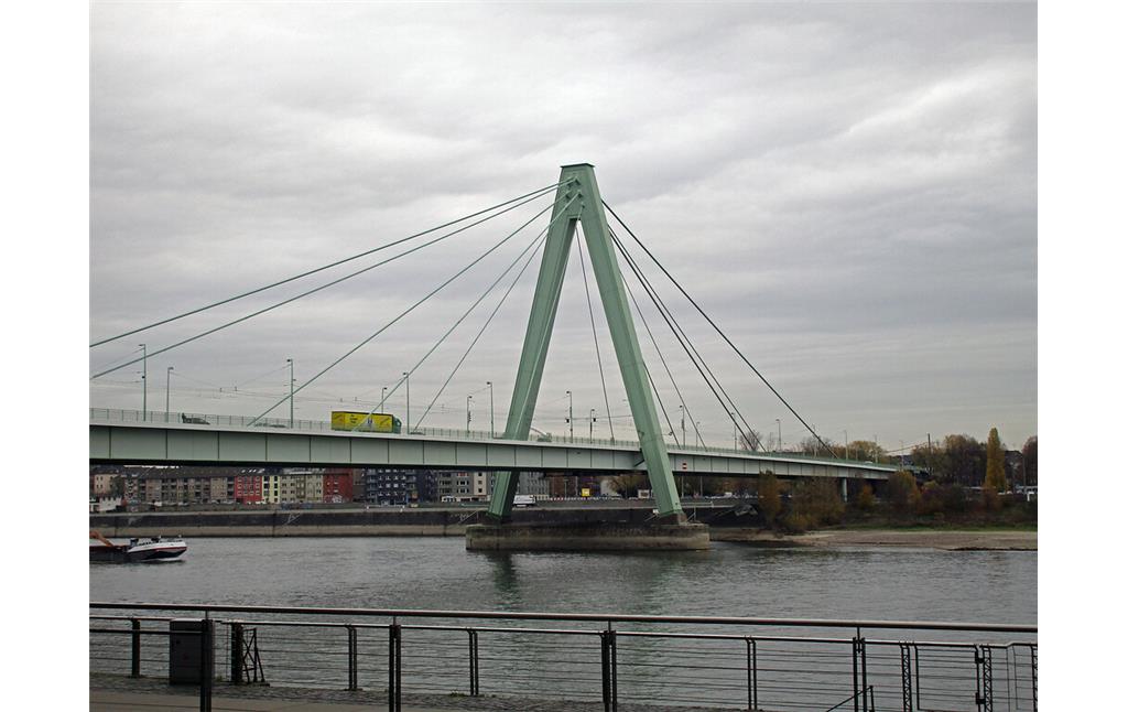 Linksrheinisch: Blick von Süden auf die Severinsbrücke in Köln-Altstadt-Süd (2021).