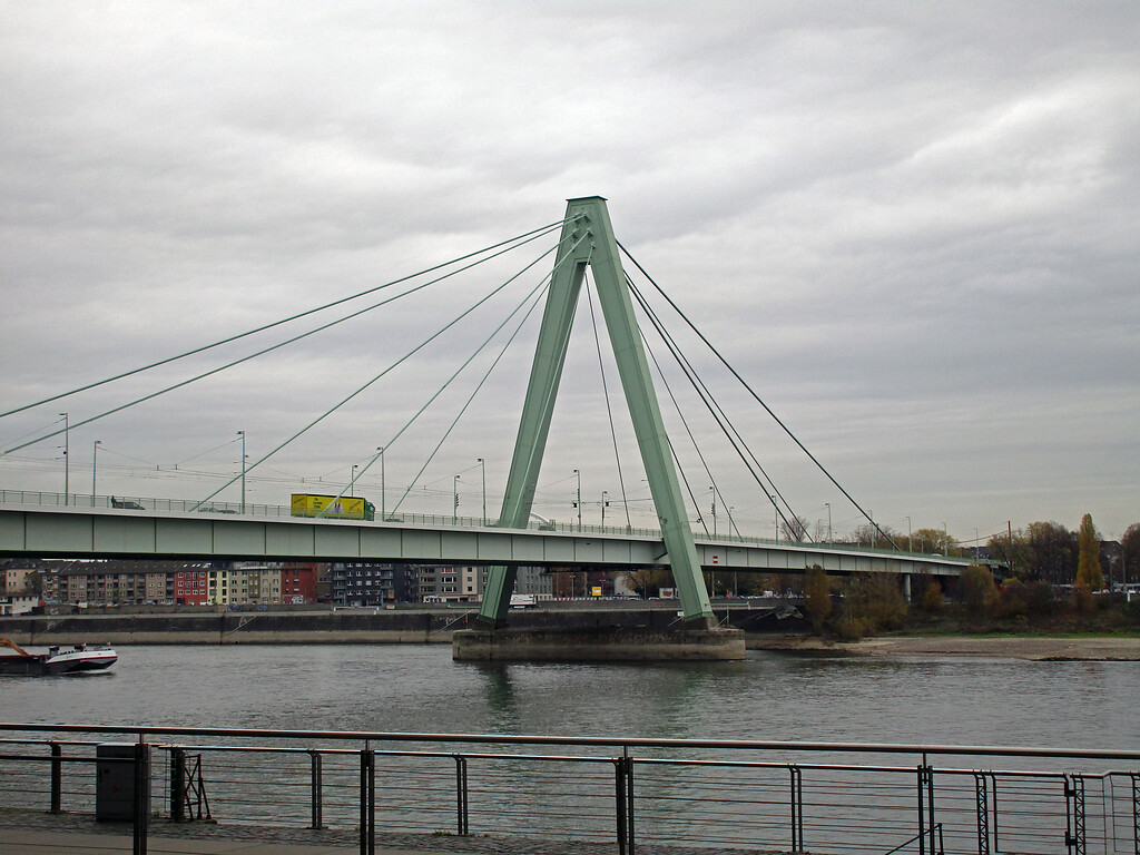Linksrheinisch: Blick von Süden auf die Severinsbrücke in Köln-Altstadt-Süd (2021).