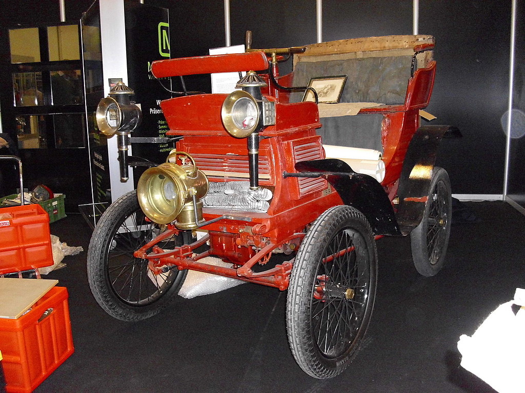 Ein 1901 gefertigtes Automobil der Kölner Motorwagenfabrik GmbH (vorm. Heinrich Brunthaler), der späteren Priamus-Automobilwerke (2011)