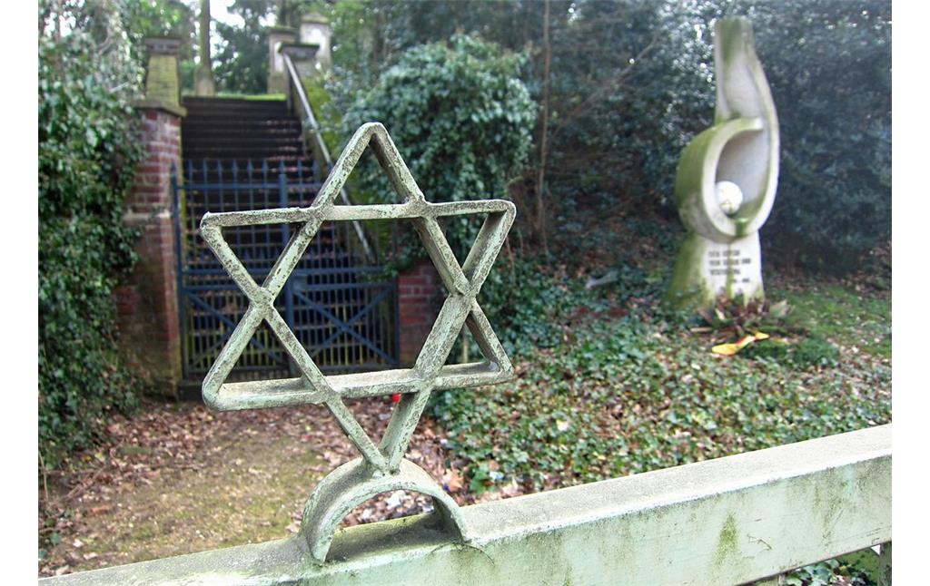 Davidstern auf der Eingangspforte zum jüdischen Friedhof in der Kamphausener Straße in Mönchengladbach-Odenkirchen (2015).