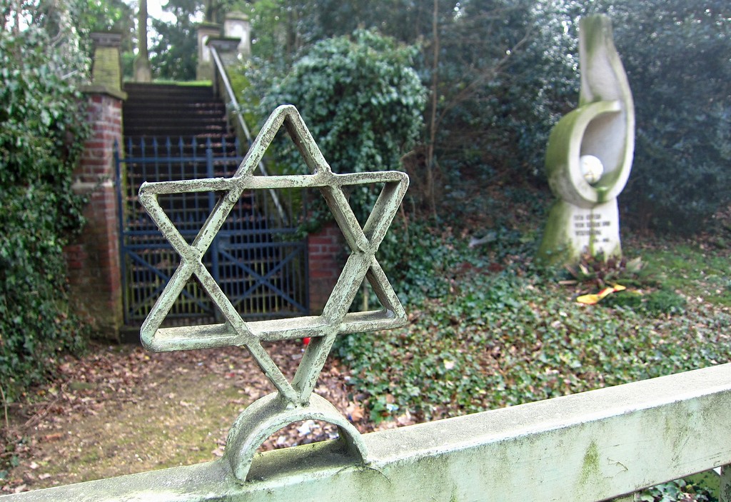 Davidstern auf der Eingangspforte zum jüdischen Friedhof in der Kamphausener Straße in Mönchengladbach-Odenkirchen (2015).