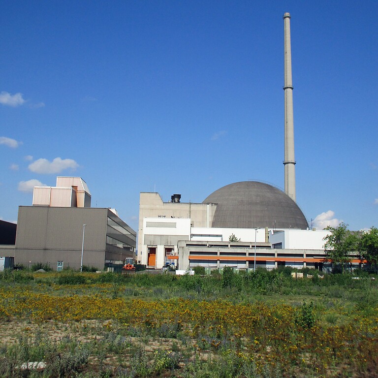 Das stillgelegte Kernkraftwerk Mülheim-Kärlich nach dem 2019 erfolgten Rückbau des Kühlturmes, Ansicht von Westen her auf das kugelförmige Reaktorgebäude und den 161,5 Meter hohen Abluftkamin (2020).