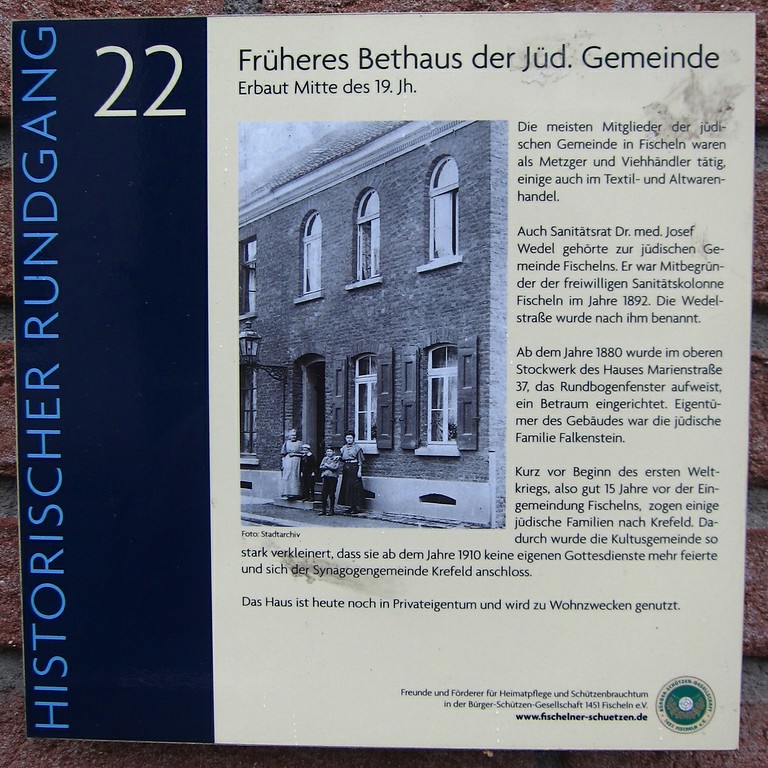 Hinweis- und Informationstafel der "Bürger-Schützen-Gesellschaft 1451 Fischeln e.V." neben dem Hauseingang des Hauses in der Marienstraße 37 in Krefeld-Fischeln (2014).