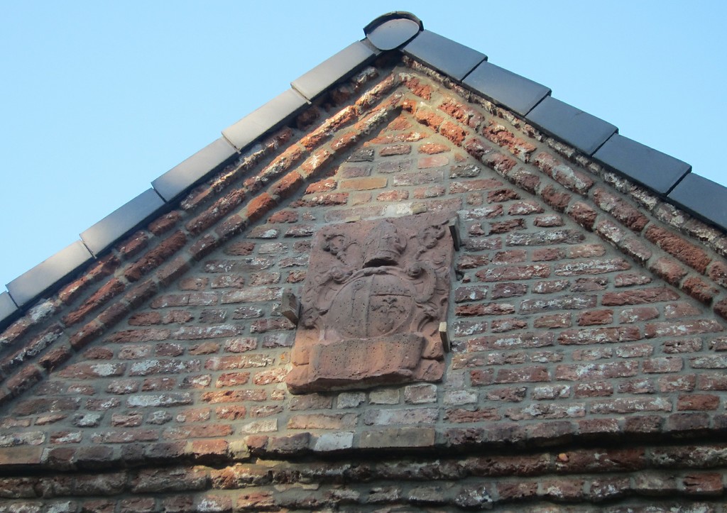 Das Wappen der Abtei Altenberg im Giebel des Zufahrtstores des Hermeshofes bei Rommerskirchen (2014