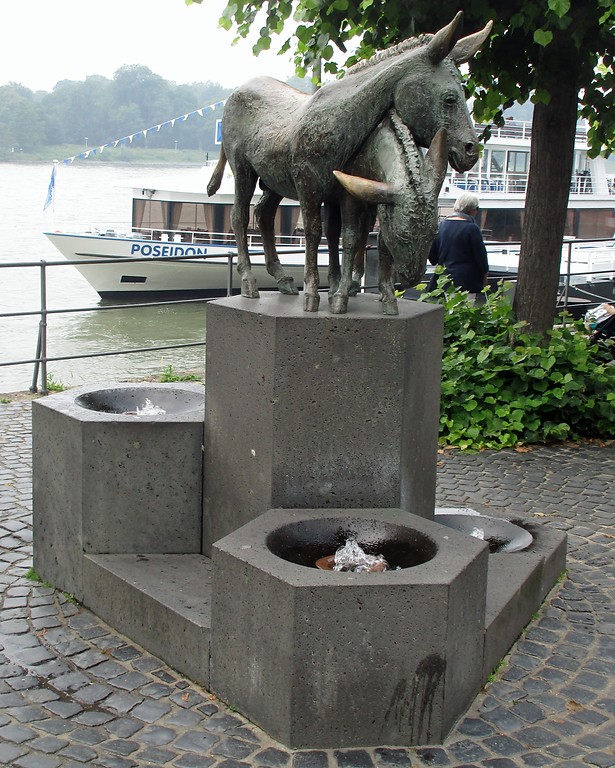 Der 1984 von dem Bildhauer Ernemann Sander geschaffene Eselsbrunnen in der Rheinallee in Königswinter (2018).