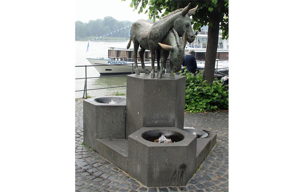 Der 1984 von dem Bildhauer Ernemann Sander geschaffene Eselsbrunnen in der Rheinallee in Königswinter (2018).
