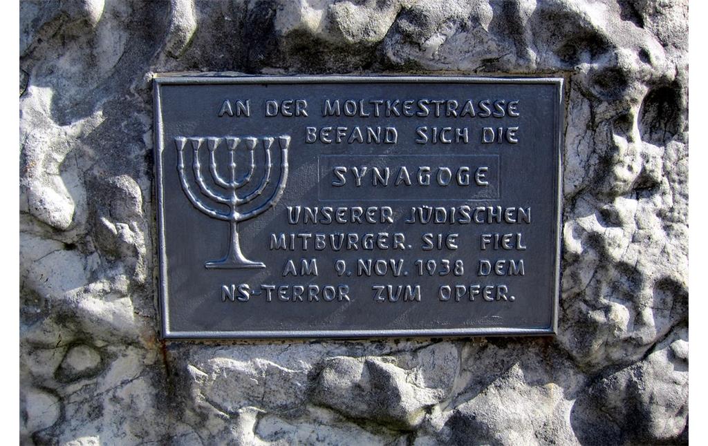 Die metallene Inschriftentafel auf dem Gedenkstein an die 1938 zerstörte Synagoge in der Eschweiler Moltkestraße (2014)