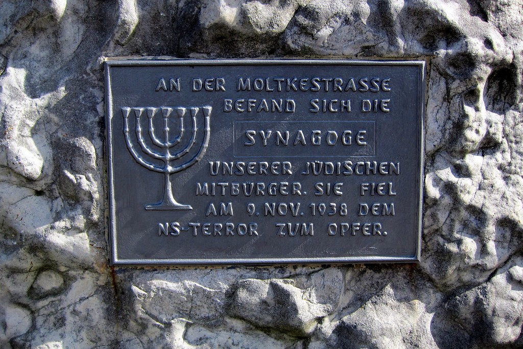 Die metallene Inschriftentafel auf dem Gedenkstein an die 1938 zerstörte Synagoge in der Eschweiler Moltkestraße (2014)