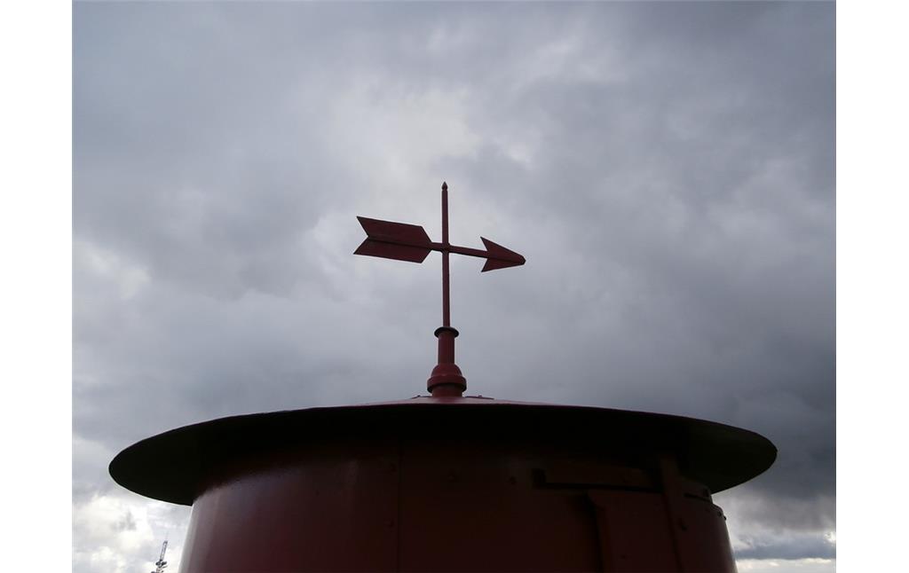 Metallene Wetterfahne auf der Turmspitze des Ludwigsturms bei Dannenfels (2012).