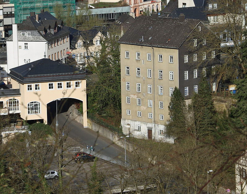 Pisé-Haus Weilburg aus der Luft