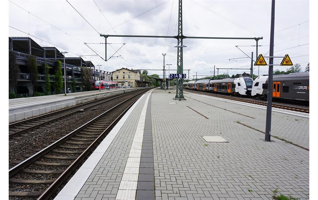 Bahnhof Herzogenrath (2021). Blick über den sanierten Bahnsteig mit den Gleisen 2 und 3 von Mönchengladbach nach Aachen, links das Stumpgleis 55 für die Züge nach Alsdorf.