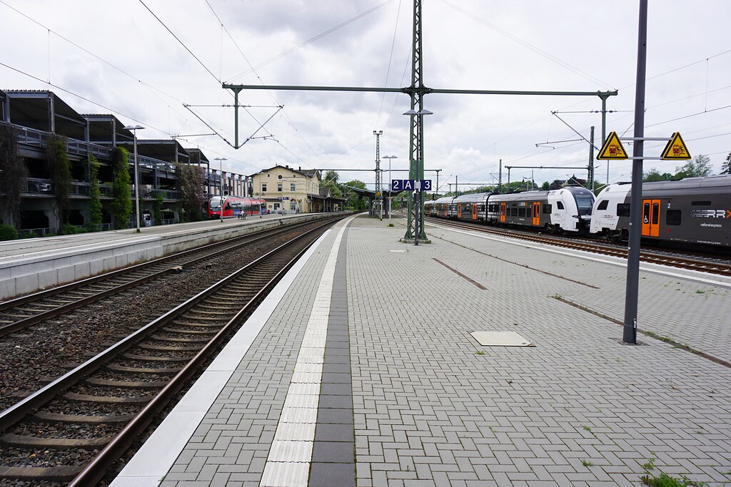 Bahnhof Herzogenrath (2021). Blick über den sanierten Bahnsteig mit den Gleisen 2 und 3 von Mönchengladbach nach Aachen, links das Stumpgleis 55 für die Züge nach Alsdorf.