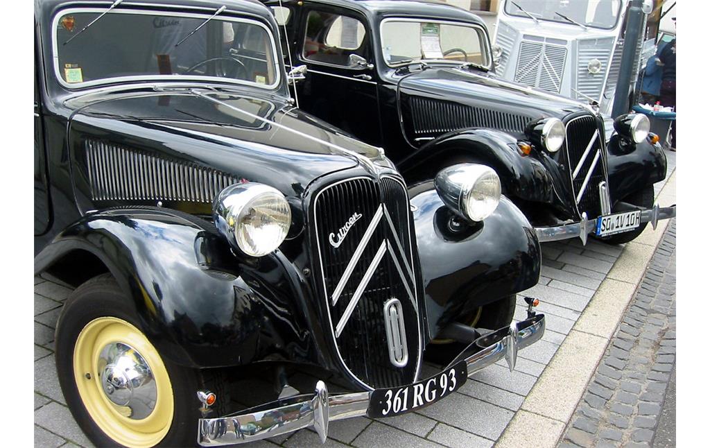 Citroën-Fahrzeuge des zwischen 1934 und 1957 gebauten Typs "Traction Avant" bei einer Oldtimer-Veranstaltung in Niederkassel (2011).