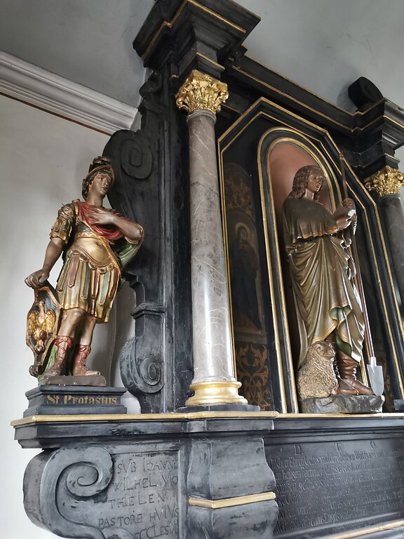 Die Statuen des St. Protasius (links) und des heiligen Wendelinus (rechts) in der St. Wendelinuskapelle in Bornheim-Sechtem (2020).