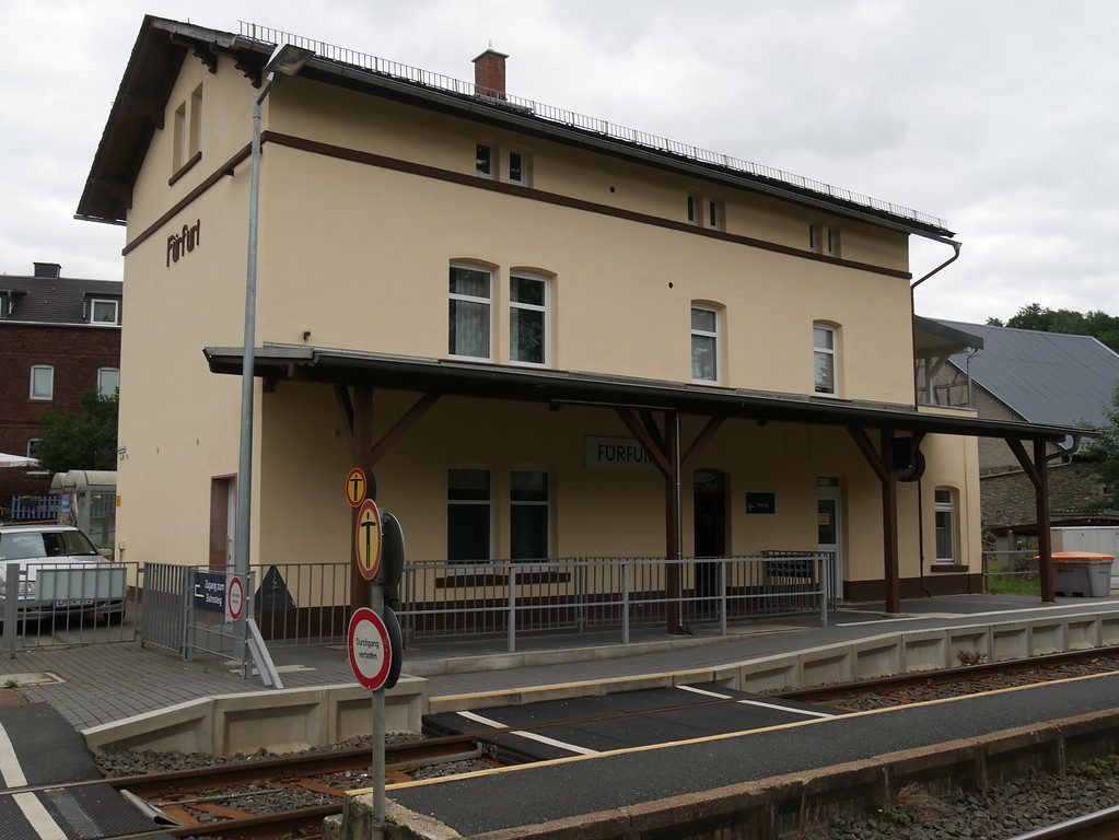 Westseite des Bahnhofsgebäudes in Weinbach-Fürfurt (2017)