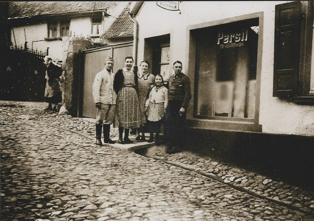 Historische Fotografie des Kolonialwarenladens von Eva Schmidt in der Rathausstraße in Laubenheim a. d. Nahe (1938)