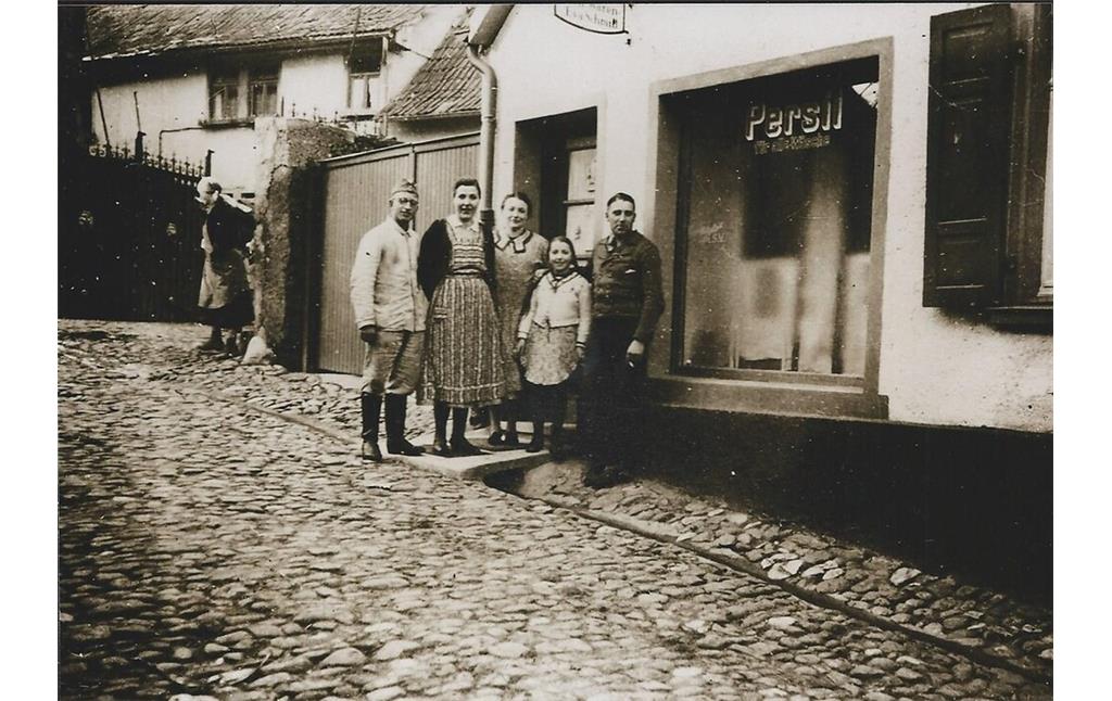 Historische Fotografie des Kolonialwarenladens von Eva Schmidt in der Rathausstraße in Laubenheim a. d. Nahe (1938)
