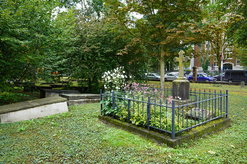 Grab mit Blumen auf dem historischen Geusenfriedhof in Köln-Lindenthal (2021).