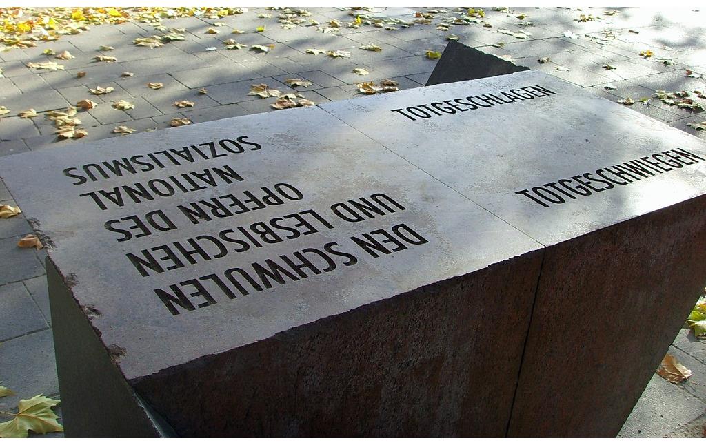 Inschrift auf dem Mahnmal für die schwulen und lesbischen Opfer des Nationalsozialismus, so genanntes "Rosa Winkel Denkmal" am Kölner Rheinufer (2008).