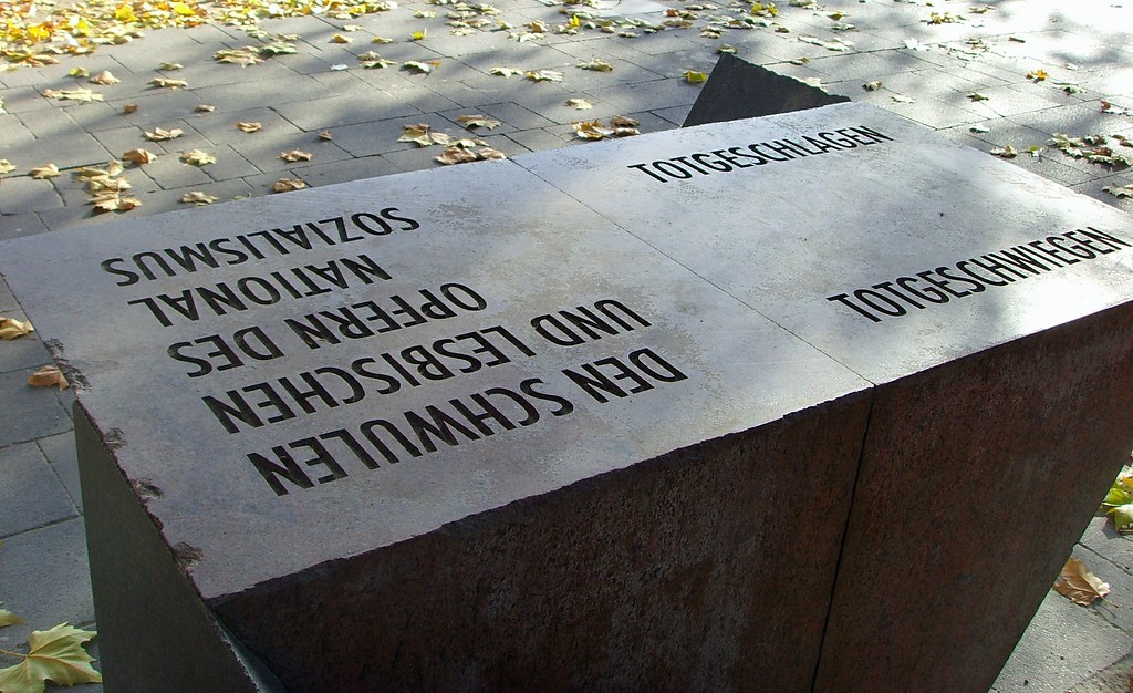 Inschrift auf dem Mahnmal für die schwulen und lesbischen Opfer des Nationalsozialismus, so genanntes "Rosa Winkel Denkmal" am Kölner Rheinufer (2008).