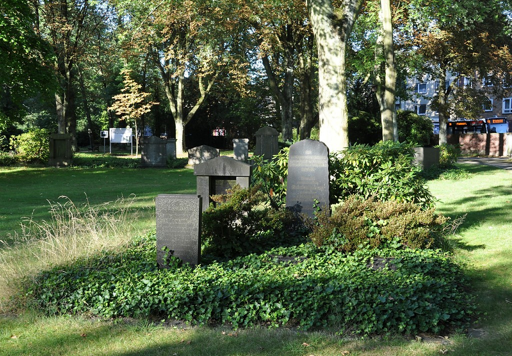 Grabsteine des jüdischen Friedhofs auf dem kommunalen Friedhof Sternbuschweg (2016).