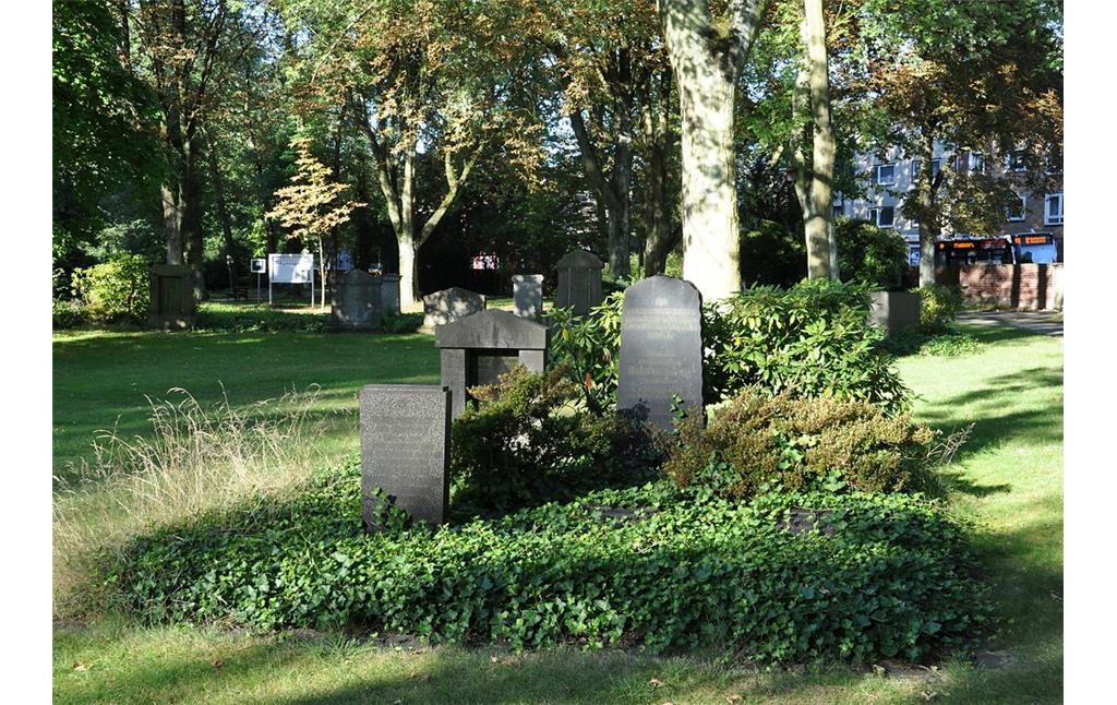 Grabsteine des jüdischen Friedhofs auf dem kommunalen Friedhof Sternbuschweg (2016).