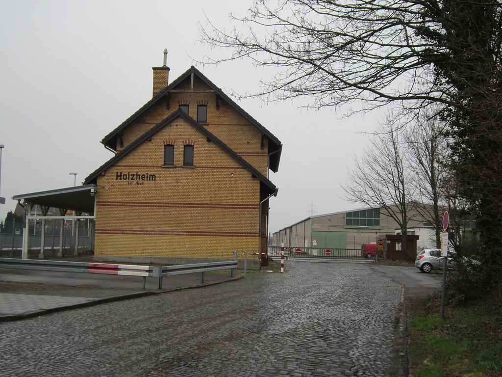 Empfangsgebäude des Bahnhofes Holzheim, über die Zufahrtsstraße von Südwesten aus gesehen (2012)