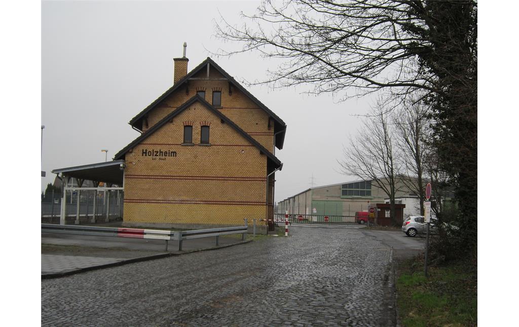 Empfangsgebäude des Bahnhofes Holzheim, über die Zufahrtsstraße von Südwesten aus gesehen (2012)