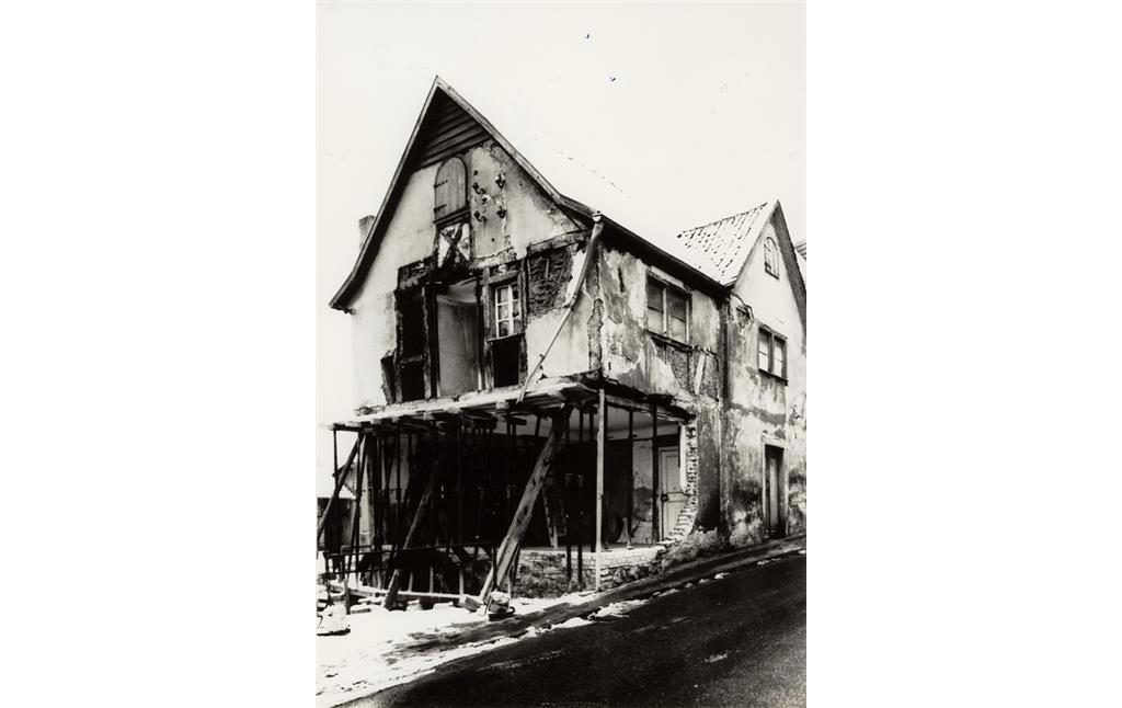 Bild von um 1985: Das notdürftig abgedeckte Stroof-Haus nach dem Verkehrsunfall von 1978.