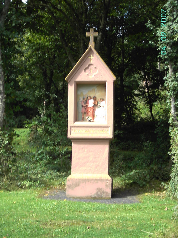 Eine Kreuzwegstation des Kreuzweges an der Heyerkapelle (Heyer-Kapelle) auf dem Heyerberg bei Borler (2007).