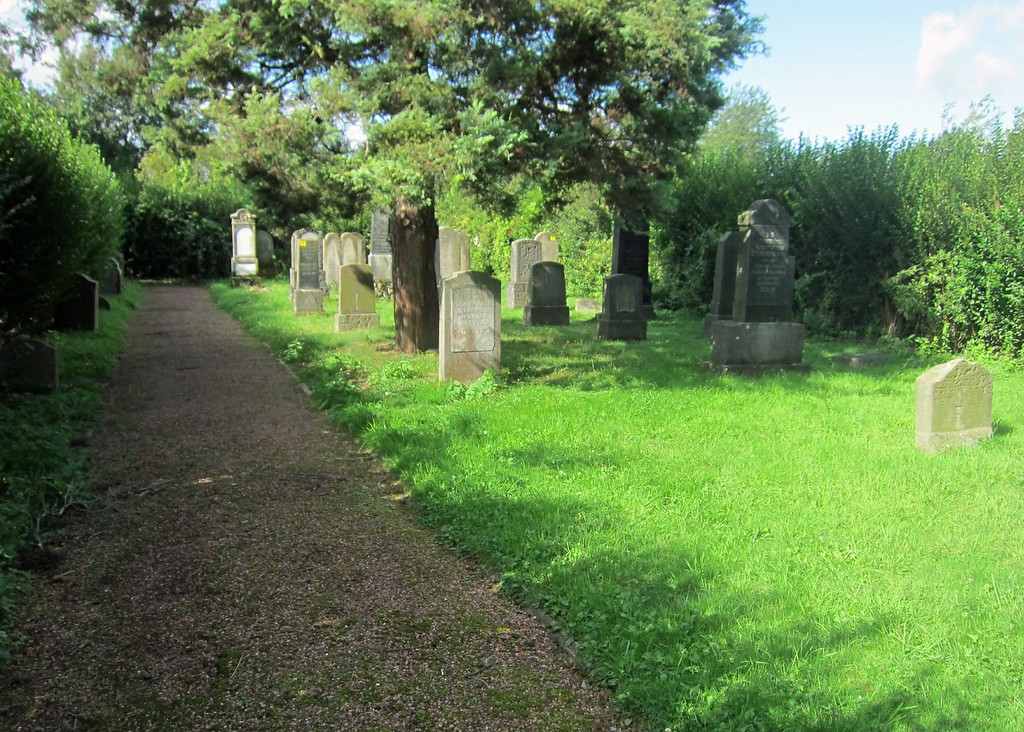 Grabsteine auf dem jüdischen Friedhof in Wevelinghoven (2014)