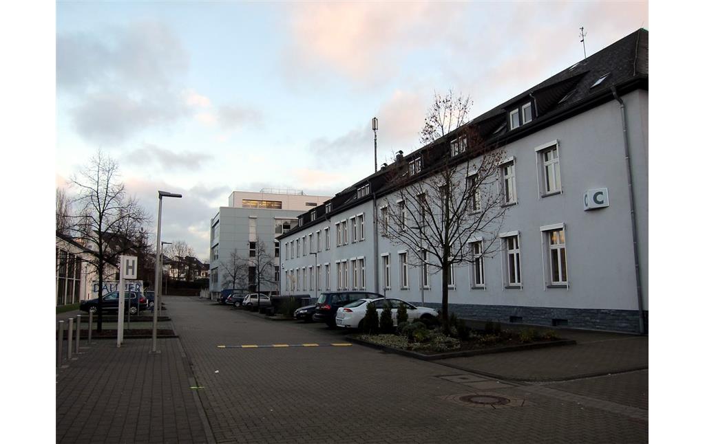 Ansicht von Südwesten auf das C-Gebäude des Campus Koblenz der Universität Koblenz-Landau (2015).