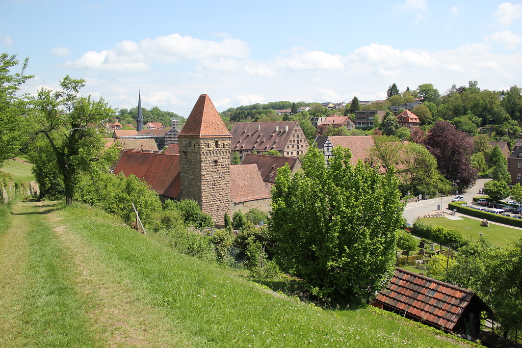 Blick auf die Nordseite des Klosters Maulbronn mit dem Hexenturm und dem Dachreiter der Klosterkirche im Hintergrund (2012)