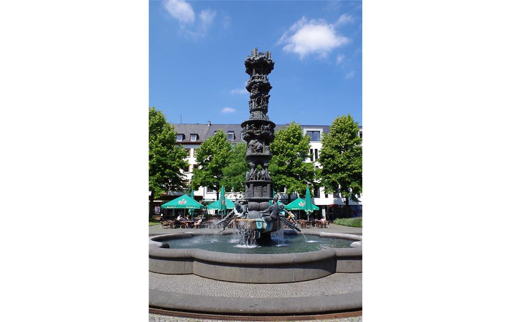 Brunnen mit der Historiensäule auf dem Görresplatz in der Koblenzer Altstadt (2014)