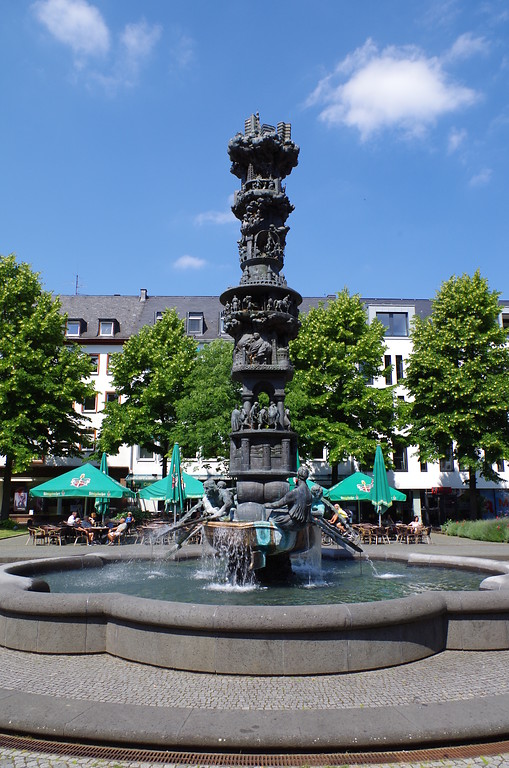 Brunnen mit der Historiensäule auf dem Görresplatz in der Koblenzer Altstadt (2014)