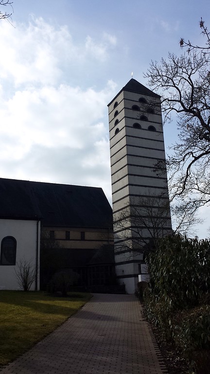 Der Glockenturm der katholischen Pfarrkirche St. Veit in Mayen, Ansicht von der Koblenzer Straße aus (2015).