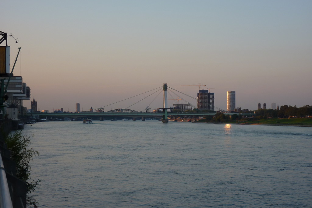 Die Severinsbrücke in Köln in der Südansicht (2011).