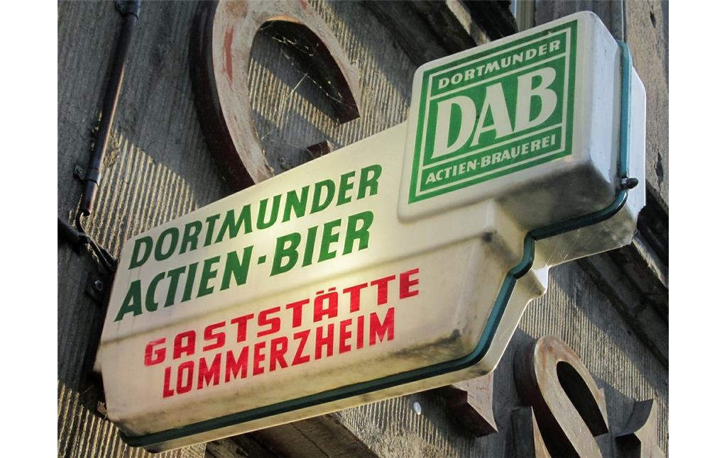 Leuchtreklame für "Dortmunder Actien-Bier" (DAB) an der Kölsch-Gaststätte Lommerzheim in Köln-Deutz (2012).