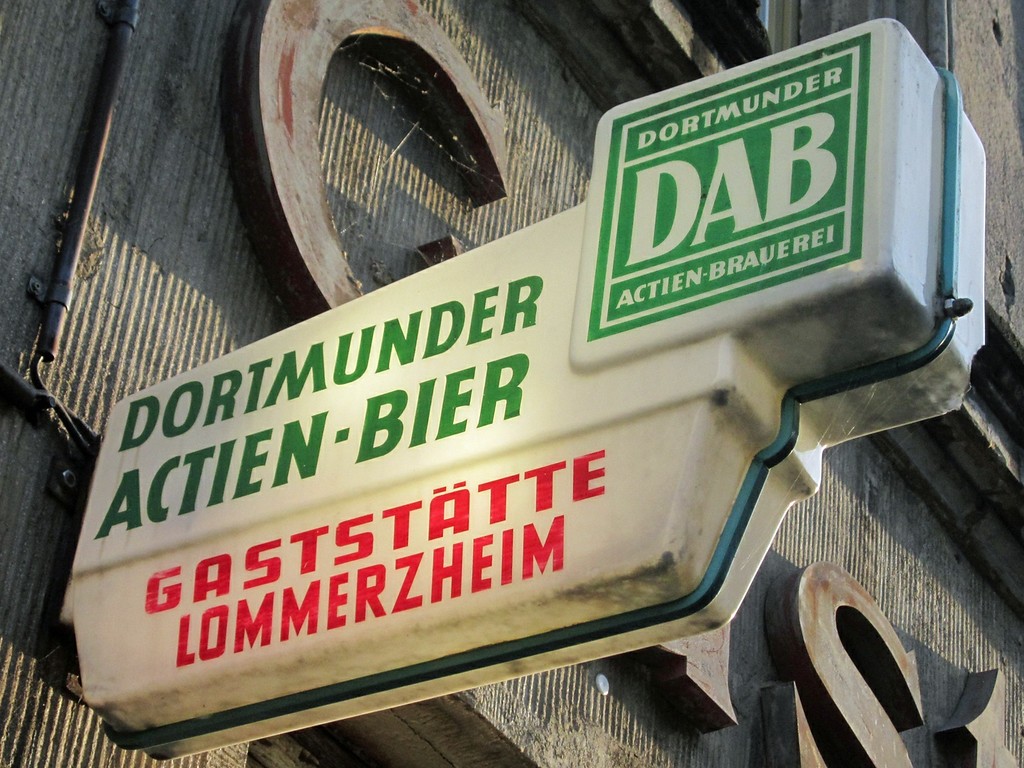 Leuchtreklame für "Dortmunder Actien-Bier" (DAB) an der Kölsch-Gaststätte Lommerzheim in Köln-Deutz (2012).