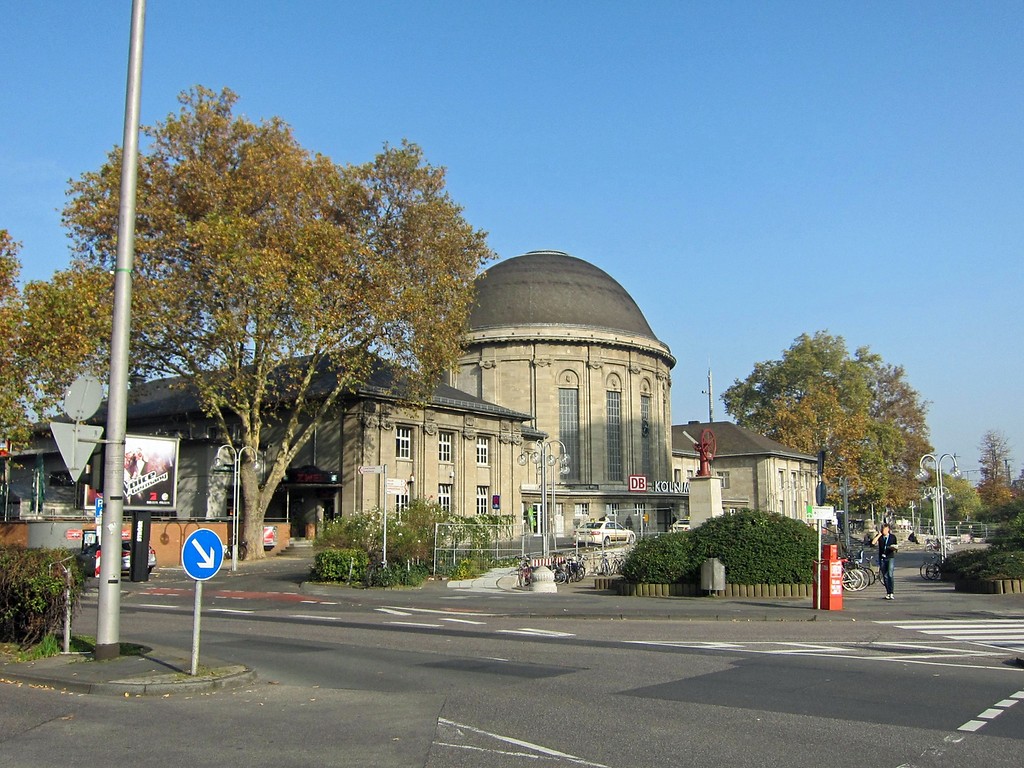 Ottoplatz, Vorplatz des Bahnhofs Köln Messe/Deutz (2012)