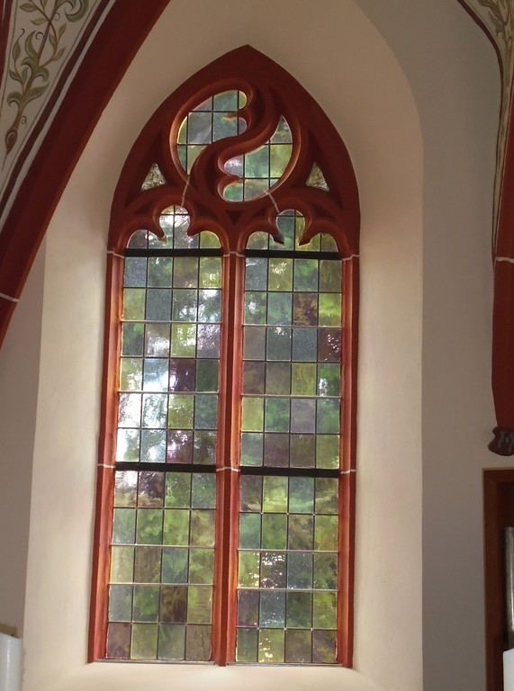 Im Zuge der Renovierung freigelegtes Nordostfenster der evangelischen Kirche in Seibersbach (2017)