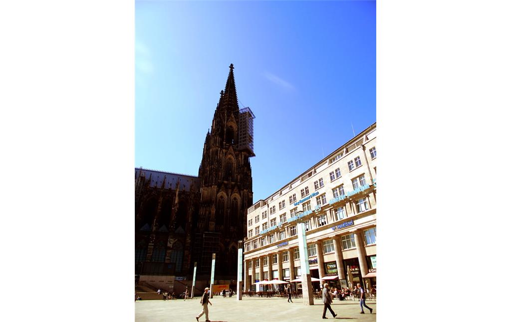 Blick vom Bahnhofsvorplatz auf das Deichmannhaus und auf die Türme des Kölner Doms in der Altstadt-Nord (2020)