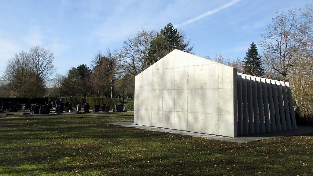 Blick auf die Trauer- und Aussegnungshalle des jüdischen Friedhofs auf dem Waldfriedhof im Kottenforst, Bonn-Röttgen (2021).
